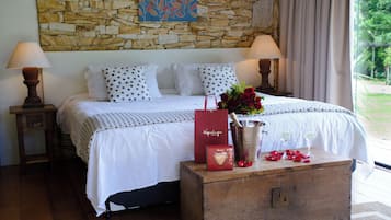 Minibar, free WiFi, bed sheets