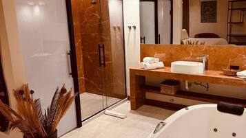Minibar, free WiFi, bed sheets
