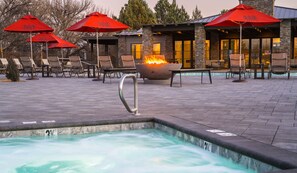 Una piscina al aire libre, una piscina climatizada