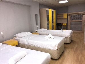 标准三人房 | 办公桌、笔记本电脑工作区、免费 WiFi、床单