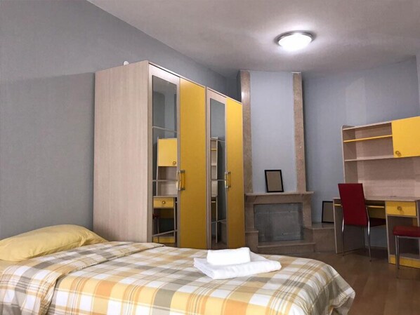 Skrivbord, arbetsyta för laptop, gratis wi-fi och sängkläder