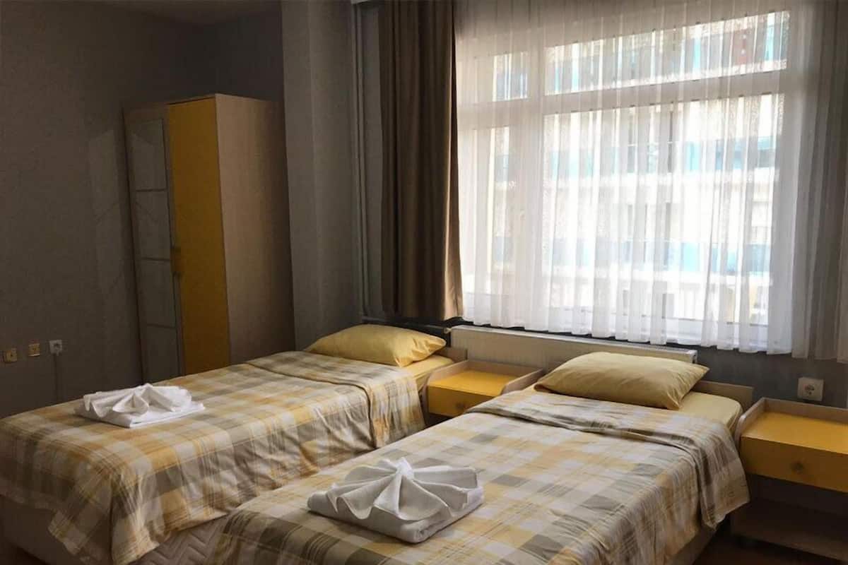 Standard Twin Room | Desk, laptop workspace, free WiFi, bed sheets