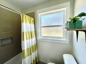 Bañera con ducha, secador de pelo, toallas, jabón