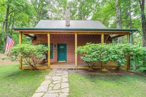 Escape to a serene cabin nestled in a lush forest, offering a peaceful retreat amidst nature.