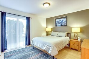 1 chambre, fer et planche à repasser, lit de bébé portatif