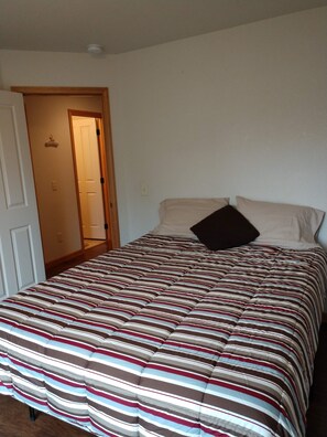 3 bedrooms, travel cot, free WiFi, bed sheets