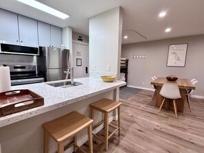 Fridge, microwave, oven, stovetop - Summit Comfort Your Mammoth Basecamp – Hike, Bike, Explore, Relax (Mammoth Lakes)