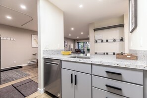 Interior - Summit Comfort Your Mammoth Basecamp – Hike, Bike, Explore, Relax (Mammoth Lakes)