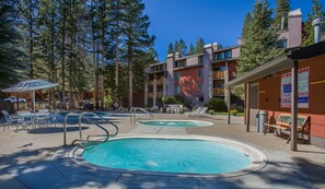 Outdoor pool, a heated pool - Summit Comfort Your Mammoth Basecamp – Hike, Bike, Explore, Relax (Mammoth Lakes)