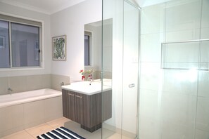 Ferienhaus, 6 Schlafzimmer | Badezimmer | Dusche, kostenlose Toilettenartikel, Haartrockner, Handtücher