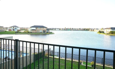 Waterfront Villa in Sanctuary Lakes