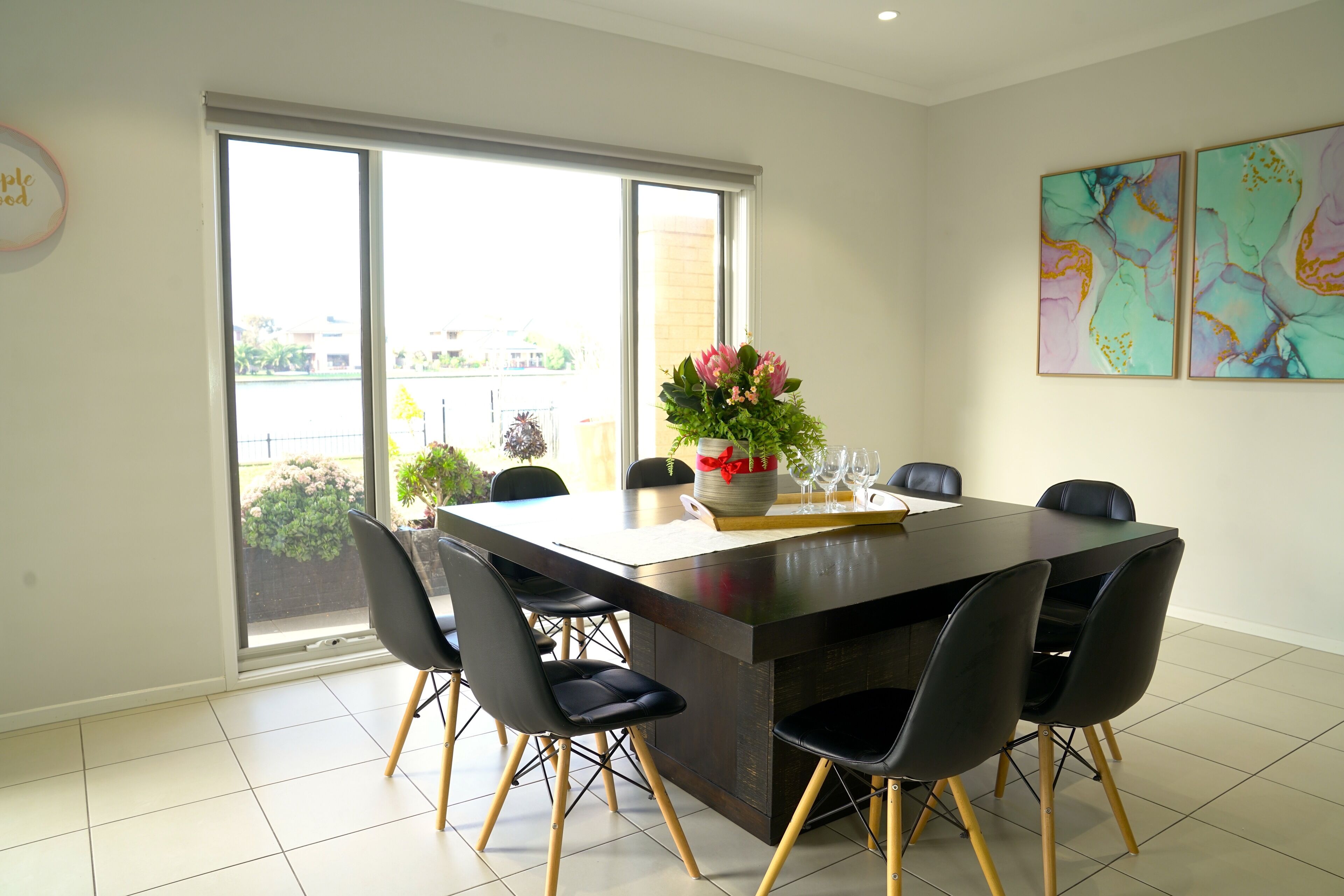 House, 6 Bedrooms | Makan dalam bilik