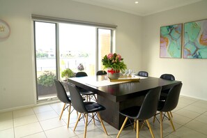 House, 6 Bedrooms | In-room dining