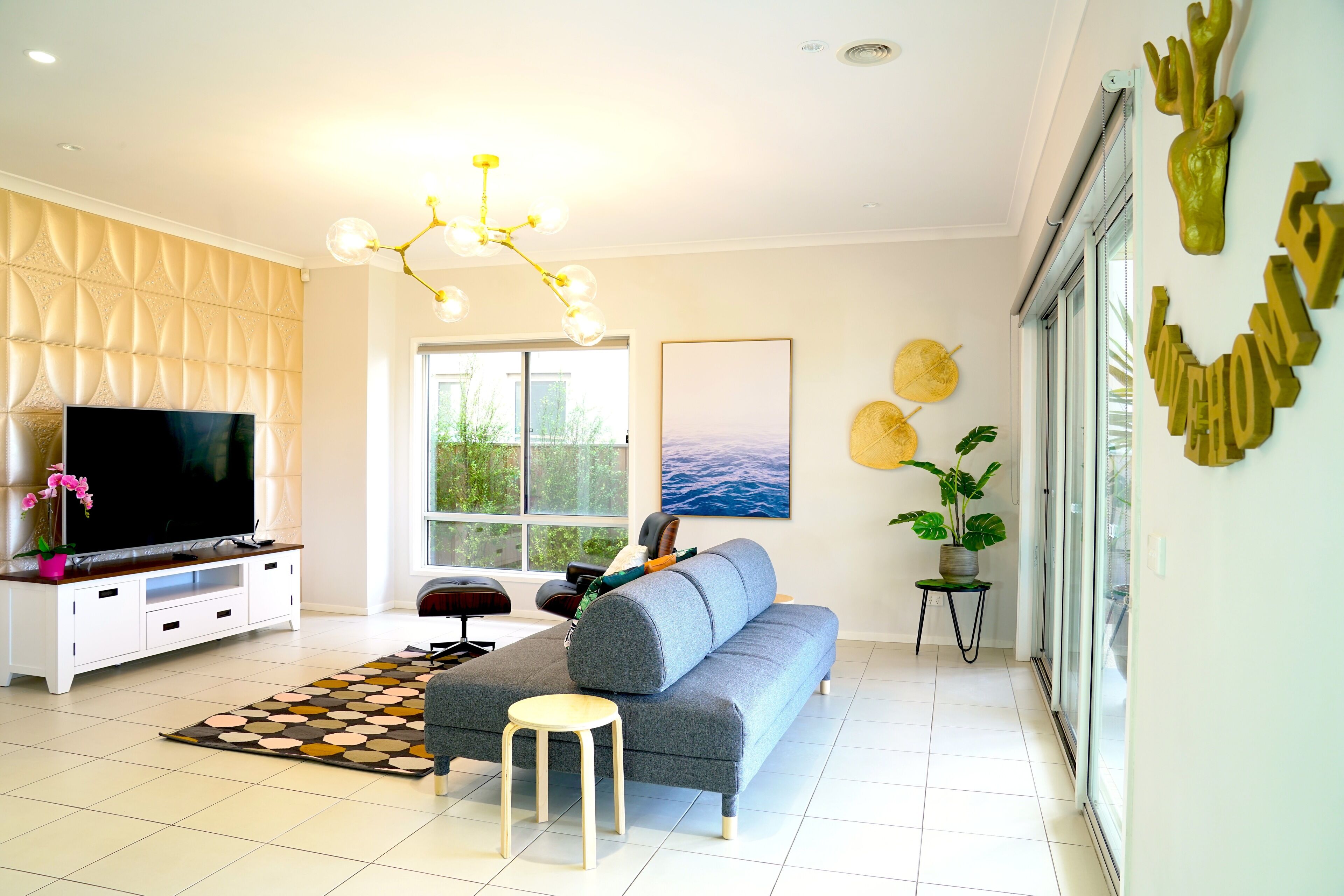 House, 6 Bedrooms | Ruang tamu | TV Pintar 