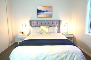 House, 6 Bedrooms | 6 bedrooms, desk, blackout curtains, soundproofing - Waterfront Villa in Sanctuary Lakes (Point Cook)