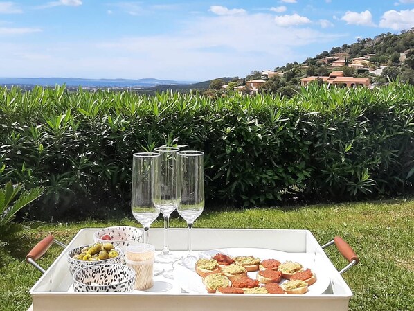 Outdoor dining - Air-conditioned villa for 10 people with heated pool and sea view in La Londe les Maures (LA LONDE LES MAURES)