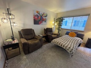 2 chambres, fer et planche à repasser, Wi-Fi, draps fournis