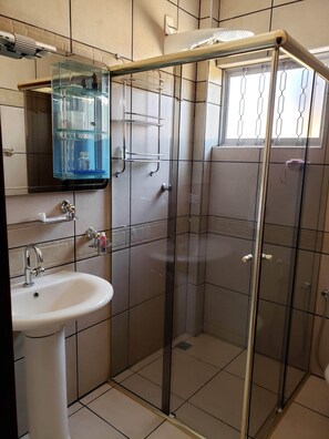 Toalhas de banho, papel higiênico