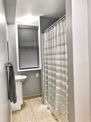 Duschwanne, Haartrockner, Handtücher, Seife