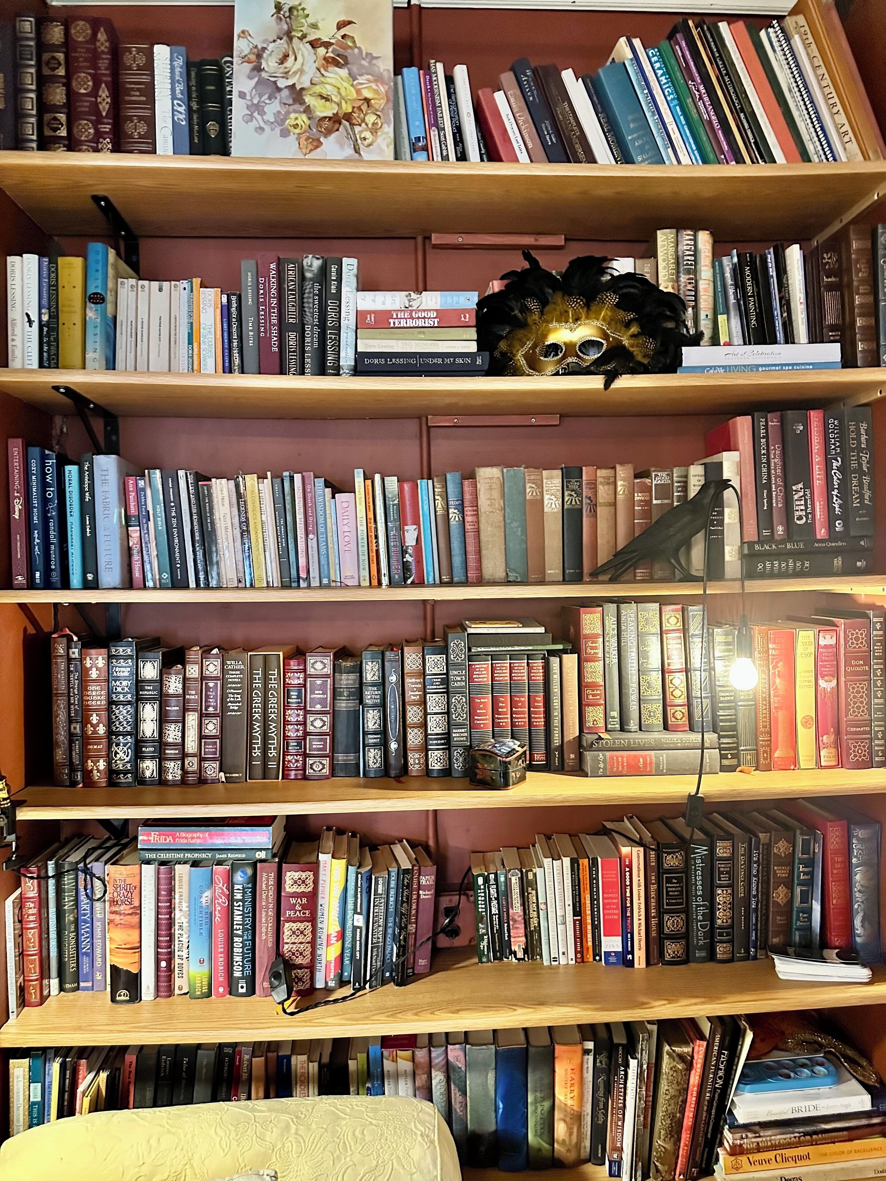 Una libreria piena di libri diversi, alcuni con titoli e autori ben visibili.