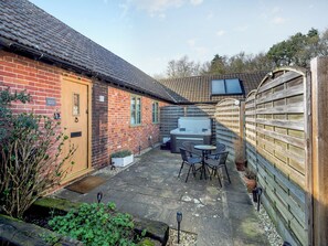 Outdoor dining - 1 bedroom accommodation in Foulsham, near Reepham (Foulsham, near Reepham)