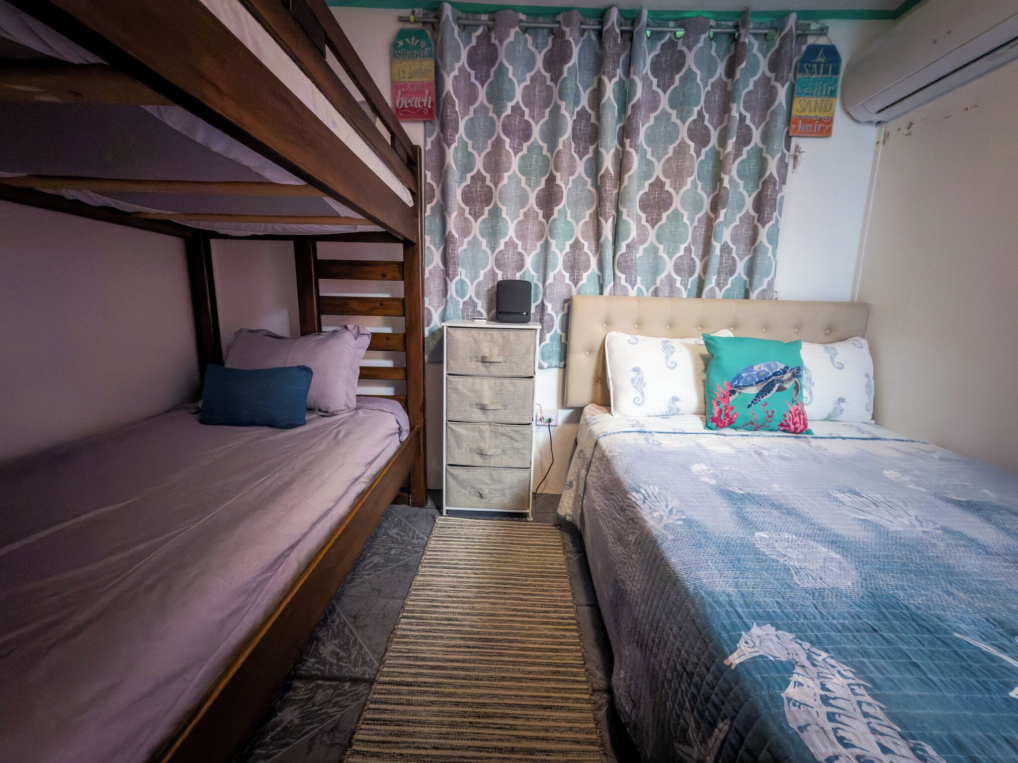 2 室のベッドルーム、アイロン / アイロン台、WiFi (無料)、ベッドシーツ