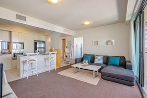 Apartamento, 2 quartos | Área de estar | Smart TV