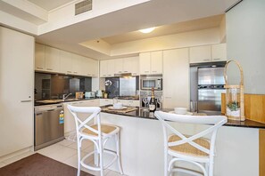 Apartment, 2 Bedrooms | Private kitchen