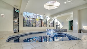 Exterior - Terrific Location, Large 2BR, 2 Bath Apt (Surfers Paradise)