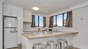 Apartment, 2 Bedrooms | Private kitchen - Terrific Location, Large 2BR, 2 Bath Apt (Surfers Paradise)