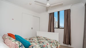 Apartment, 2 Bedrooms - Terrific Location, Large 2BR, 2 Bath Apt (Surfers Paradise)