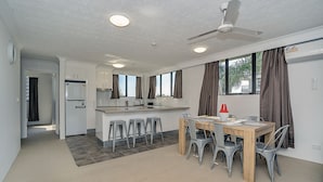 Apartment, 2 Bedrooms | In-room dining - Terrific Location, Large 2BR, 2 Bath Apt (Surfers Paradise)
