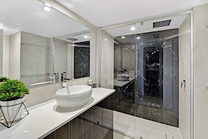 Apartamento, 2 quartos | Banheiro | Chuveiro, produtos de toalete grátis, toalhas de banho 