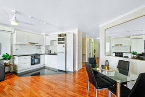 Apartment, 1 Bedroom | In-room dining