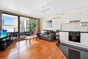 Apartamento, 1 habitación | Zona de estar | Una Smart TV
