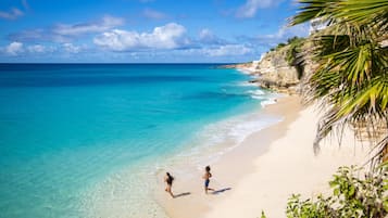 Plage, chaises longues, serviettes de plage