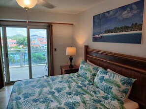 2 chambres, coffres-forts dans les chambres, bureau