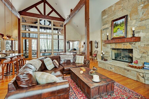 Secluded luxury cabin w/ game room & mountain views - close to skiing