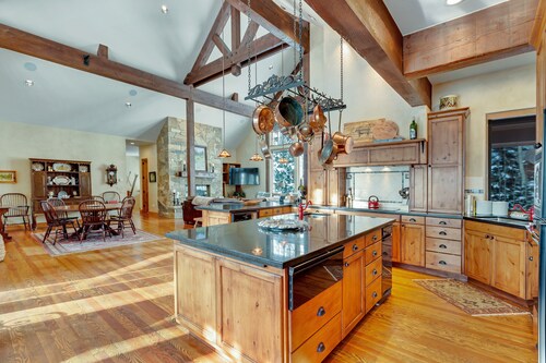 Secluded luxury cabin w/ game room & mountain views - close to skiing