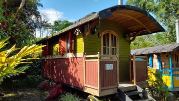 Family Cabin, 1 Bedroom | Individually decorated, desk, free WiFi, bed sheets