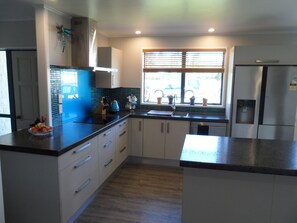 Shared fridge, microwave, electric kettle - Blue Spur Bed and Breakfast (Hokitika)