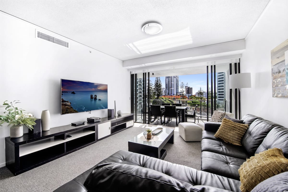 Comfort Apartment, 3 Bedrooms, Sea Facing | Living room