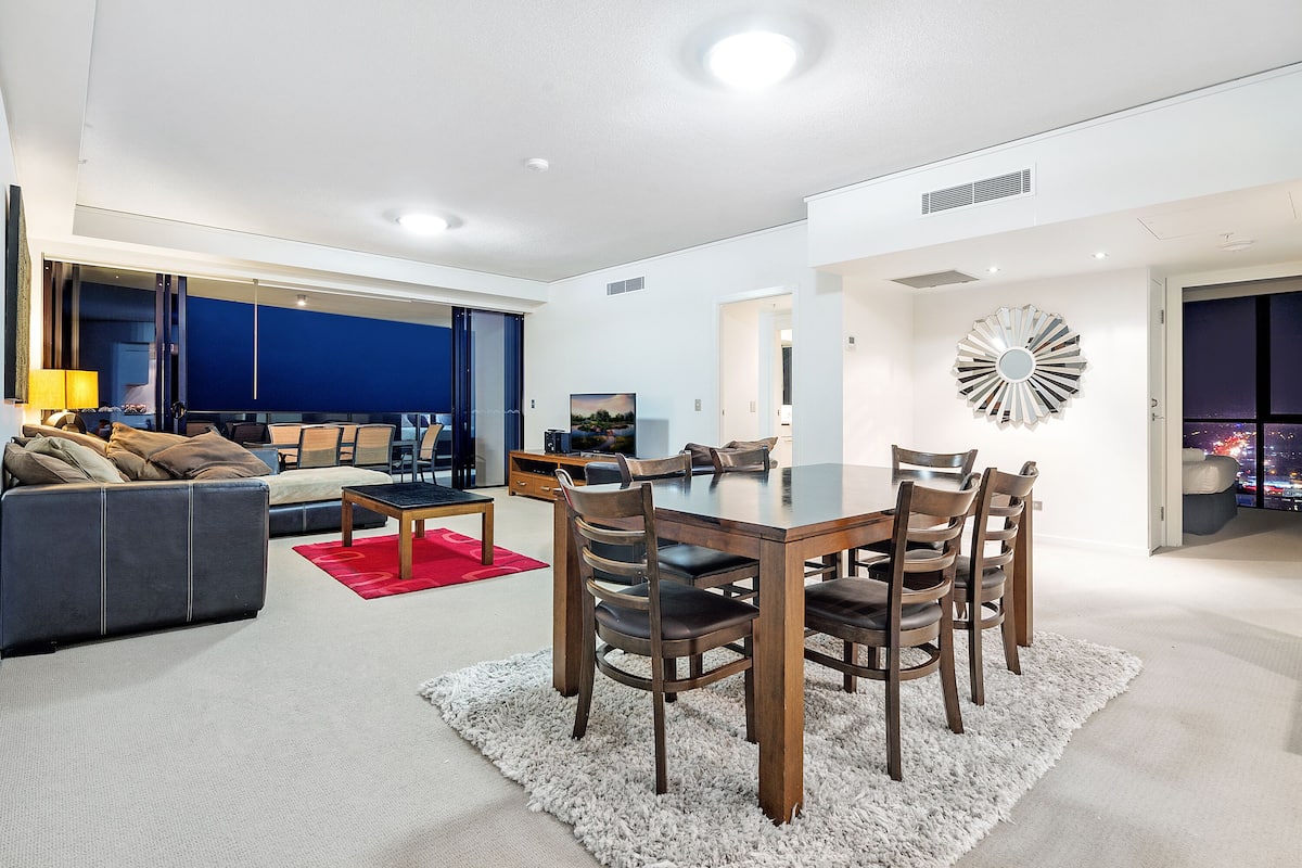 3 Bedrooms, 2 Bathrooms, Level 25, Ocean view | Living area