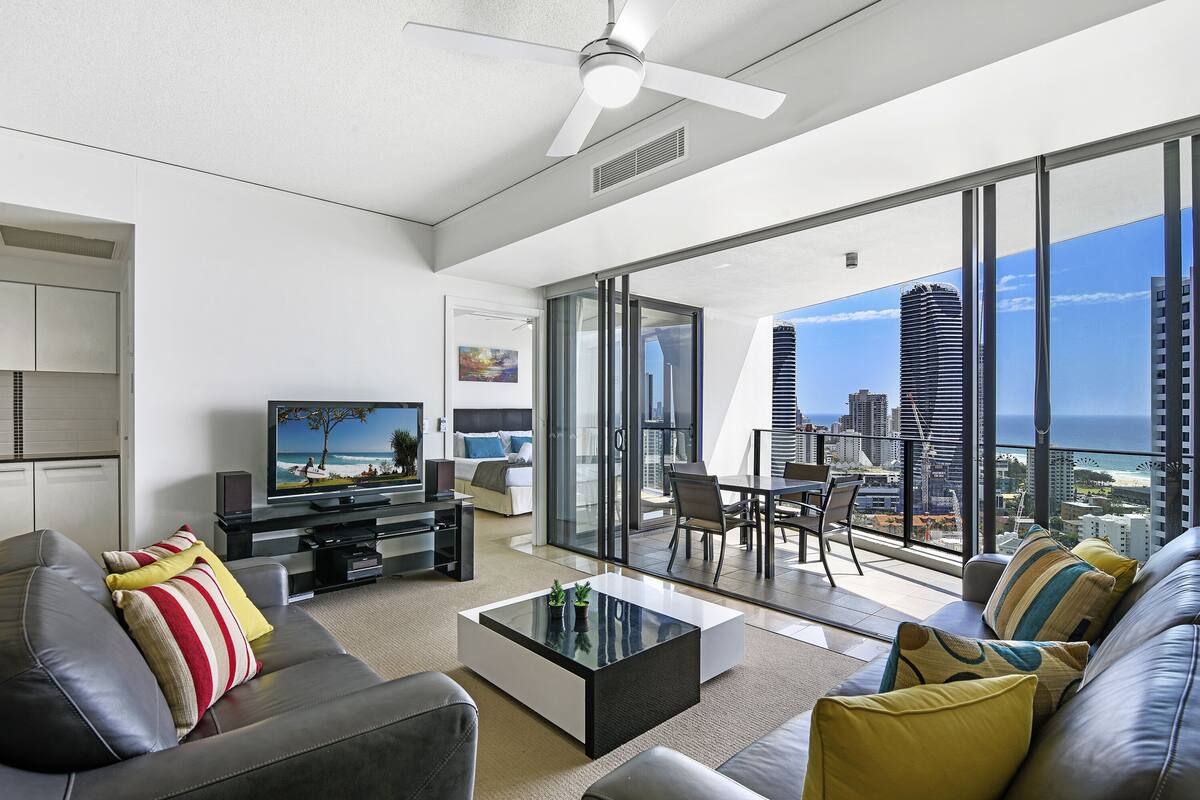 2 Bedrooms, 2 Bathrooms, Level 25, Ocean view | Living room