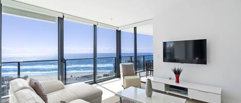 Leilighet – premium | Oppholdsområde | En 42-tommers Flatskjerm-TV med digitale kanaler samt TV