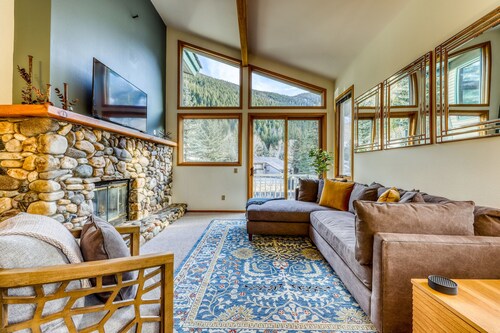 Newly-updated Warm Springs condo w/ski & mountain views - Dogs ok