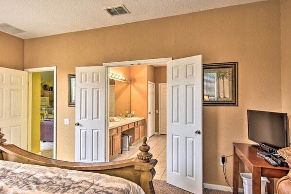 6 bedrooms, desk, iron/ironing board, travel cot