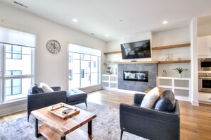 Smart TV, fireplace