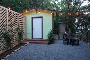 Outdoor dining - Lake Casita (Monks Drive) (Austin)
