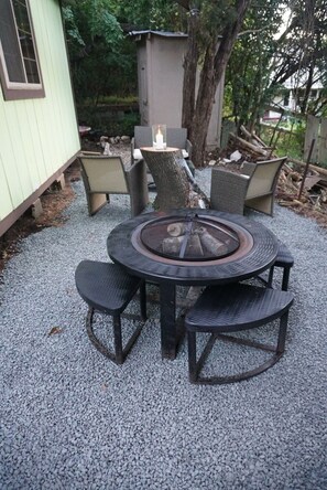 Outdoor dining - Lake Casita (Monks Drive) (Austin)